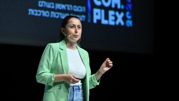 לשבור את התבנית: עיצוב מחדש לדאטה לשיפור תהליכים והבנת המוצר